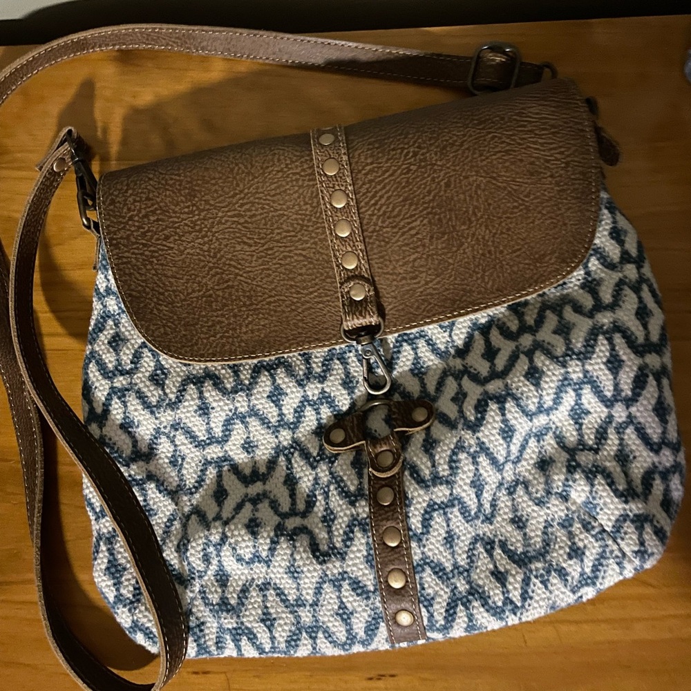 Myra crossbody